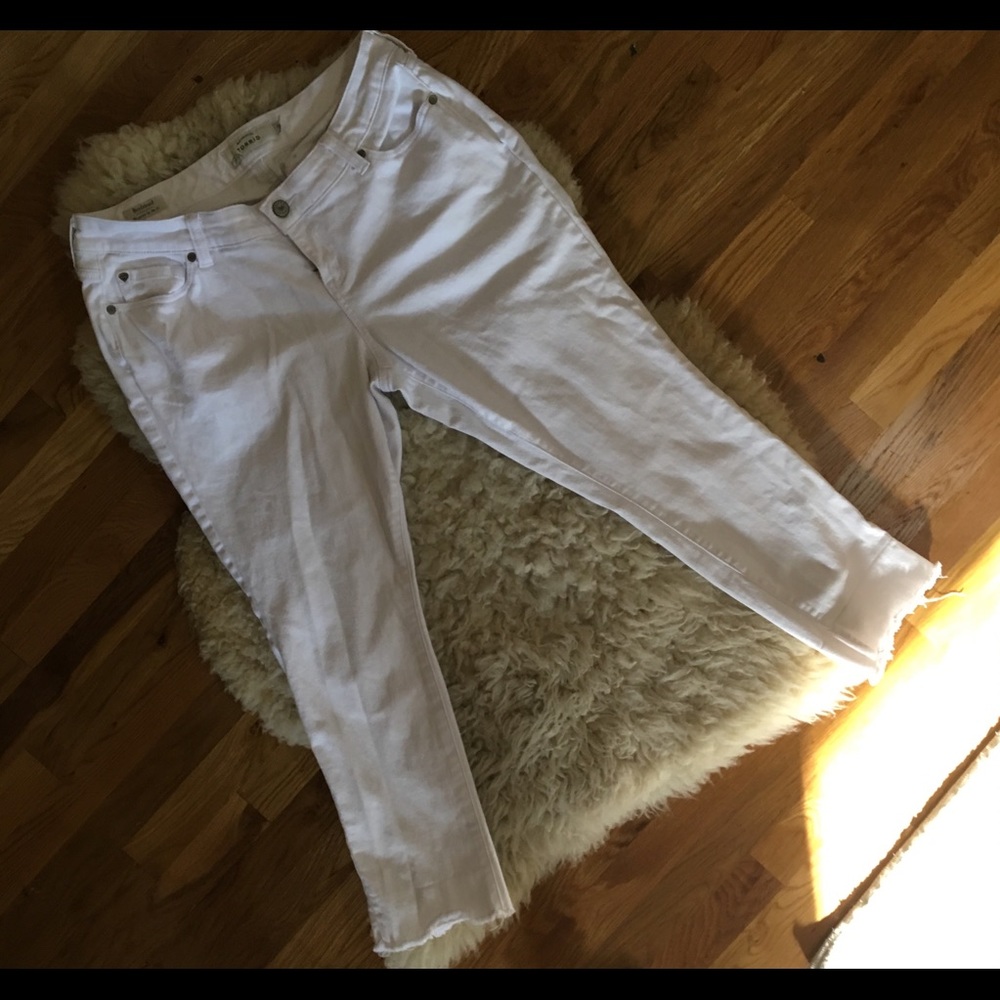 TORRID LOW RAW HEM WHITW CAPRI JEANS